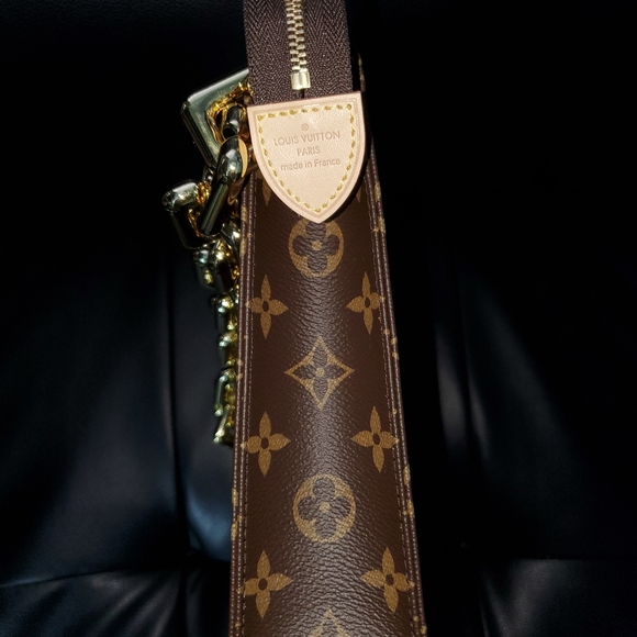 Authentic New Louis Vuitton Toiletry 26/ Purse - Picture 10 of 15